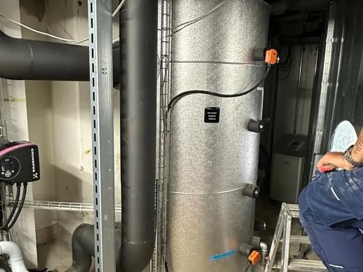 Technicien d'IMI Industrie au travail sur les conduites du réseau de chaleur à distance de La Chaux-de-Fonds