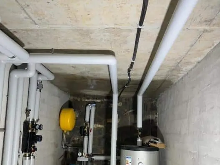 Chaufferie d'une maison individuelle : ballon d'eau chaude et ballon tampon raccordés