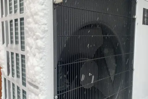 Unité de pompe à chaleur fonctionnant par grand froid